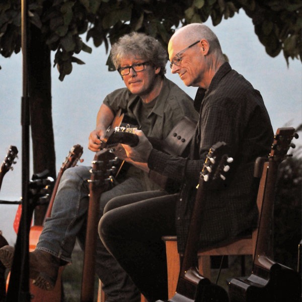 Gartenkonzert mit dem "Duo Saitenwechsel" im Garten der evangelischen Kirche in Linnich